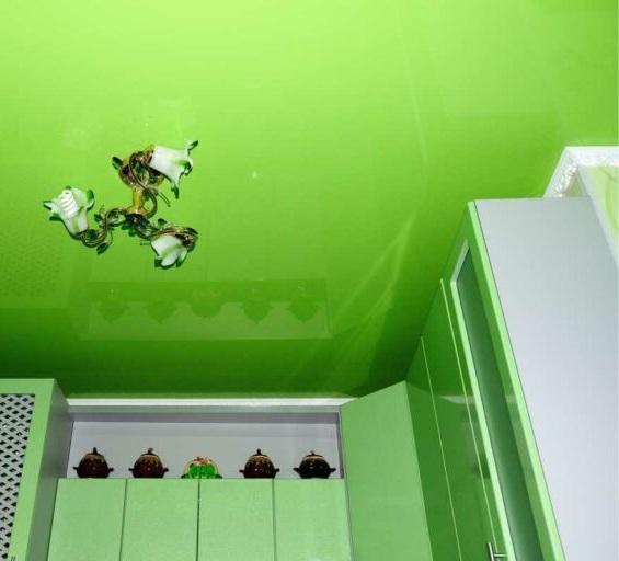 Цветной потолок на кухню 9 м²